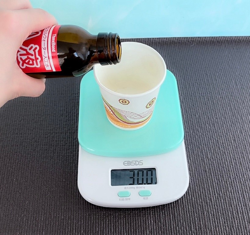 在紙杯倒入30公克的A劑